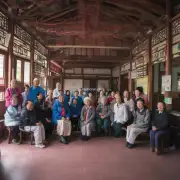 四川省内江市有一个叫做阳光之家的老人活动中心这个中心主要面向的是哪个年龄段的人群？它是否有专业的医疗团队为老人们提供健康咨询或治疗计划？