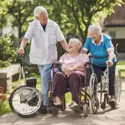 哪些因素会影响老人在家庭中的照顾情况以及他们对护理人员的态度变化？