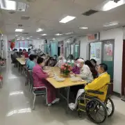 在中国大陆地区以外的城市中深圳市有没有设立专门的老年人口接待站或者长者日间护理所来照顾他们的需求？