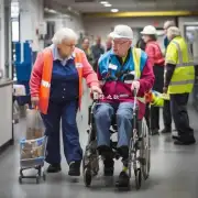 养老服务从业人员在工作中需要注意哪些安全事项？