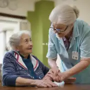 如何确保老人得到适当的护理和照顾以保持他们的独立性并避免出现意外伤害或疾病发作的情况呢？