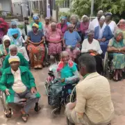 如何确保养老服务中心能够为所有居住的老年人提供平等且公平的待遇不受到歧视性对待？